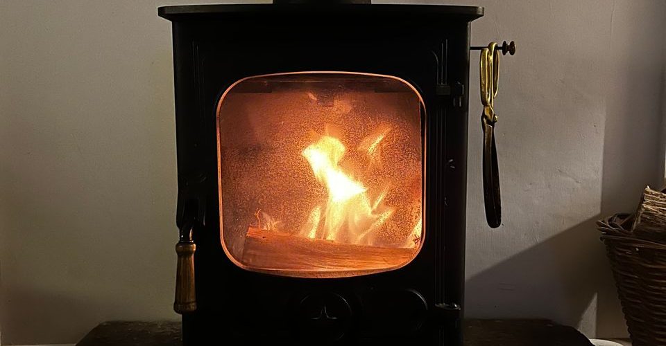 peć na drva sa vatrom u dnevnoj sobi